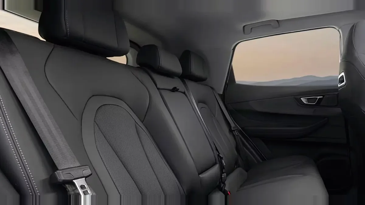 Ebro s400 1.5 DHE HEV Excellent CVT en renting en Madrid — Interior