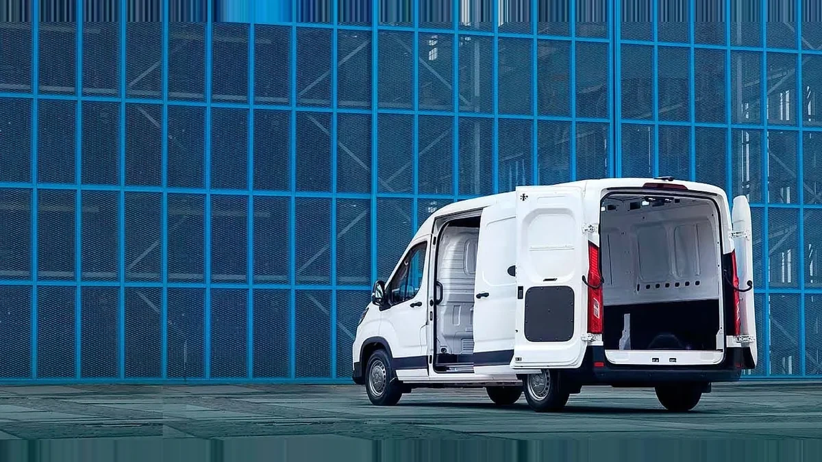 Maxus Deliver 9 Furgón 2.0D L3H2 150 (MERCANCÍAS PROPIAS) en renting en Madrid — Lateral