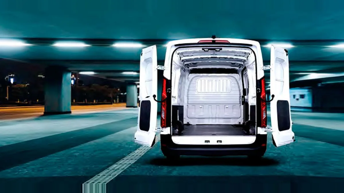 Maxus Deliver 9 Furgón 2.0D L3H2 150 (MERCANCÍAS TERCEROS) en renting en Madrid — Trasera