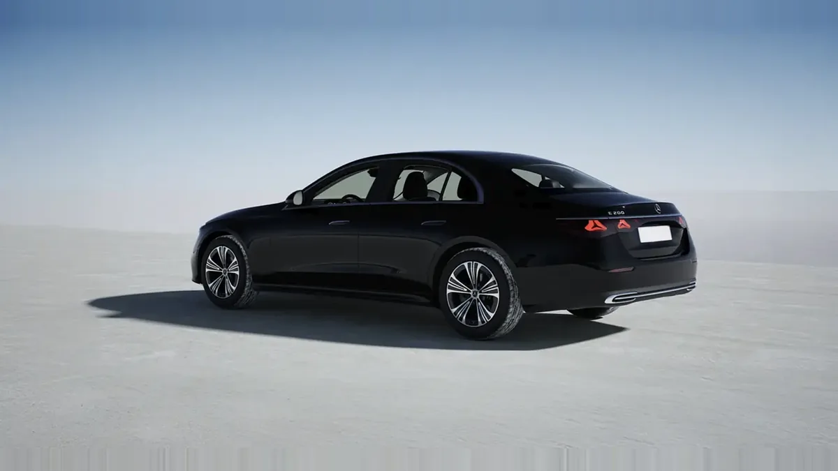 Mercedes-Benz Clase E 200 en renting en Madrid — Trasera