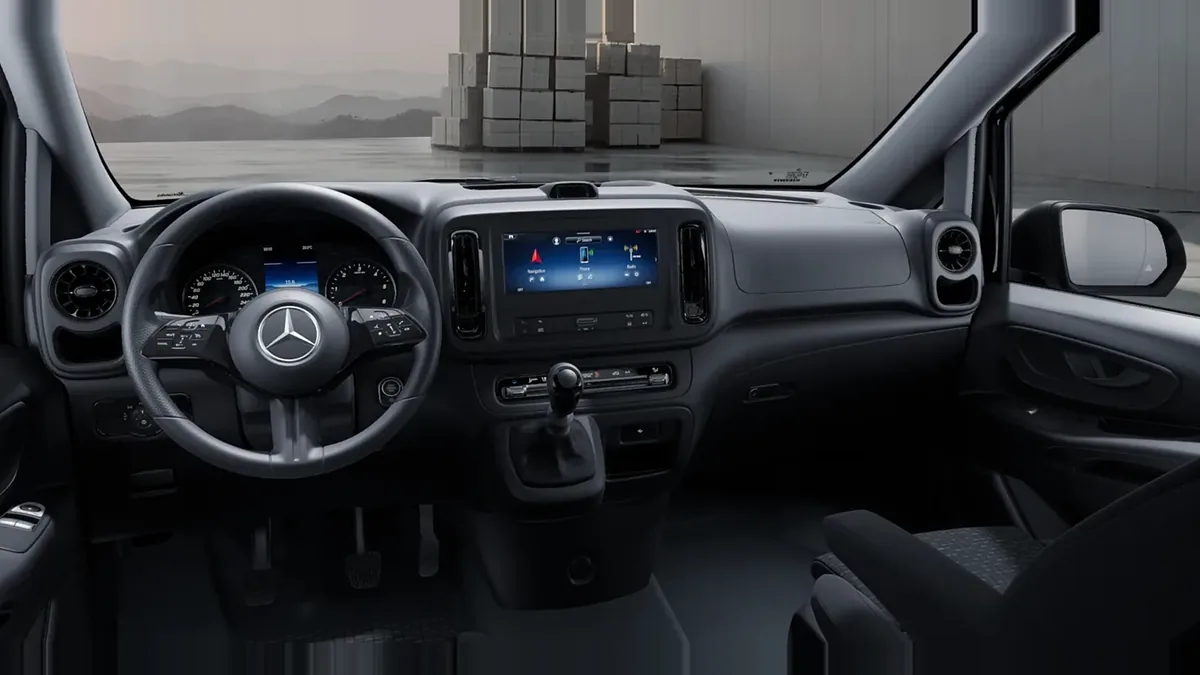 Mercedes-Benz Vito 110CDI 75kW Furgón Pro Larga en renting en Madrid — Delantera