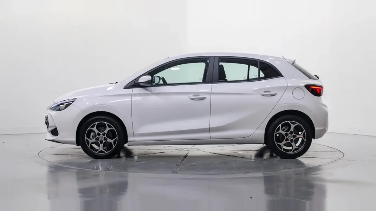MG 3 Hybrid+ Business en renting en Madrid — Lateral