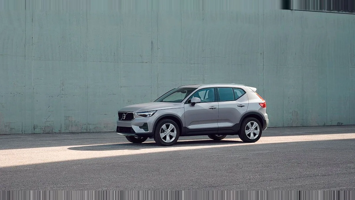 Volvo XC40 2.0 B3 Core G Auto en renting en Madrid — Lateral